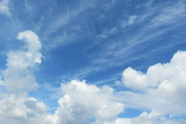 Hermosas Nubes Blancas Esponjosas Fondo Del Cielo Azul — Foto de Stock