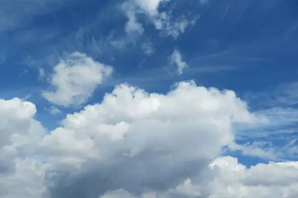 Hermosas Nubes Blancas Esponjosas Fondo Del Cielo Azul — Foto de Stock