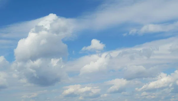 Синій Фон Неба Білими Пухнастими Хмарами — стокове фото