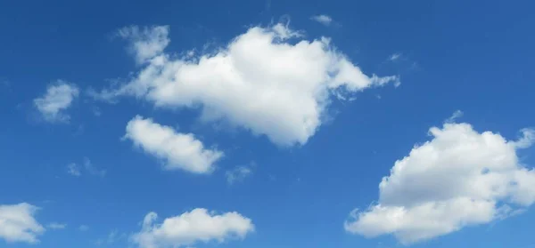Fundo Céu Azul Com Branco Nuvens Fofas — Fotografia de Stock