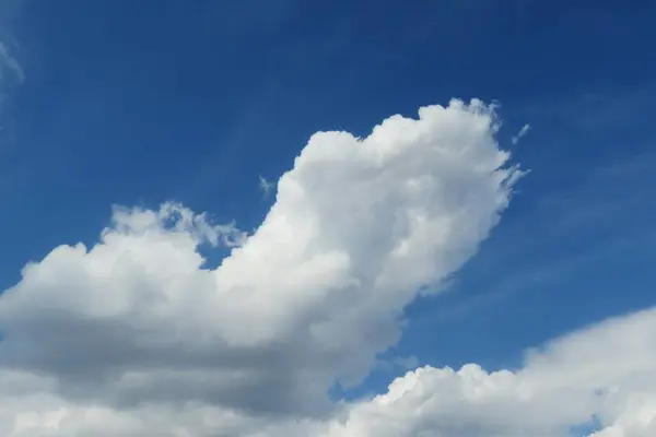 蓝蓝的天空背景美云 — 图库照片