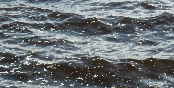 Vågor Mörkblått Hav Vatten Bakgrund Med Vitt Skum — Stockfoto