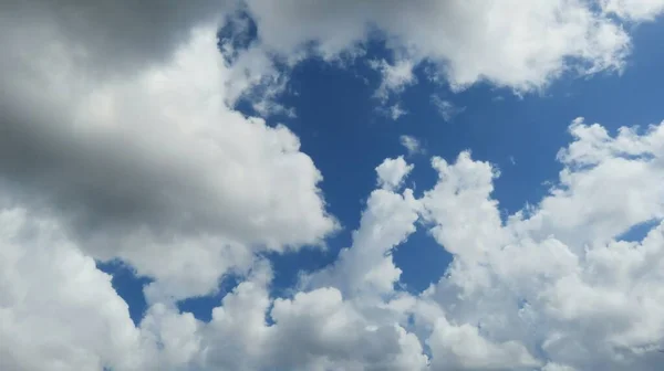 Schöne Flauschige Wolken Blauen Himmel Natürlicher Hintergrund — Stockfoto