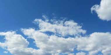 Mavi gökyüzünde beyaz kabarık bulutların panoramik görüntüsü