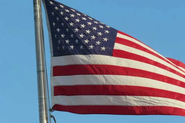 Bandera Americana Sobre Fondo Azul Del Cielo —  Fotos de Stock