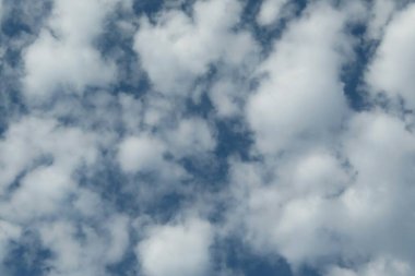 Mavi gökyüzü kümülüs bulutlarıyla kaplıdır.