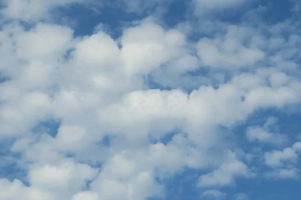 Céu Azul Coberto Com Nuvens Cumulus Fundo Natural — Fotografia de Stock