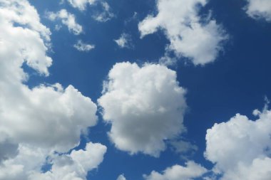 Mavi gökyüzünde güzel bulutlar, doğal arka plan 