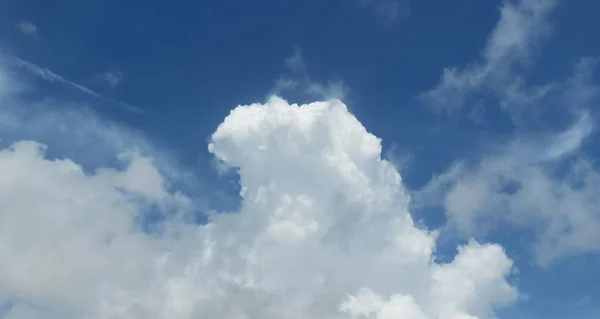 Langit Biru Latar Belakang Dengan Indah Berbulu Awan — Stok Foto