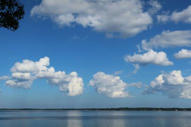Florida nehri ve bulutlu gökyüzü