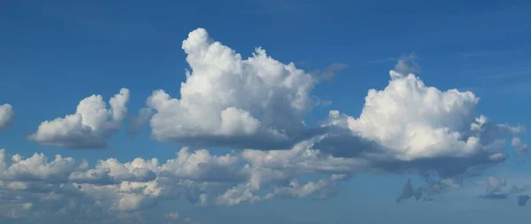 Panoramiczny Widok Błękitne Niebo Chmurami Naturalne Tło — Zdjęcie stockowe
