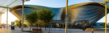 Dubai, Birleşik Arap Emirlikleri - 13 Ekim 2021: The Mobility Pavilion veya Alif Pavilion 'un 2020 Dubai BAE Fuarındaki panoramik görüntüsü