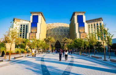 Dubai, Birleşik Arap Emirlikleri - 18 Ekim 2021: 2020 Dubai BAE Fuarı 'ndaki altın Al Wasl Kubbesi' nin güzel bir manzarası