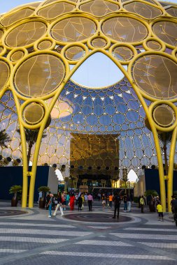 Dubai, Birleşik Arap Emirlikleri - 18 Ekim 2021: 2020 Dubai BAE Fuarı 'ndaki altın Al Wasl Kubbesi' nin güzel bir manzarası