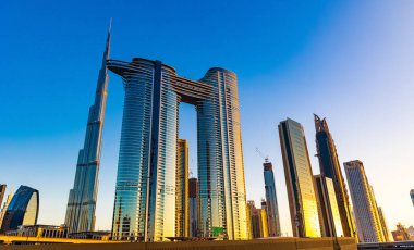 Dubai, Birleşik Arap Emirlikleri - 14 Kasım 2021: Dubai şehir gökdelenlerinin ya da Burç Khalifa 'nın Şeyh Zayed Yolu, Dubai, BAE' den ele geçirilen güzel manzarası.