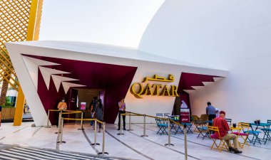 Dubai, Birleşik Arap Emirlikleri - 29 Kasım 2021: 2020 Dubai İHA Fuarındaki Katar pavyonu