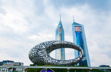 Dubai, BAE, 4 Ocak 2022: Bulutlu bir günde Emirlik Kuleleri ve Gelecek Dubai Müzesi 'nin güzel manzarası. Şeyh Zayed Yolu Dubai 'den bir manzara. 