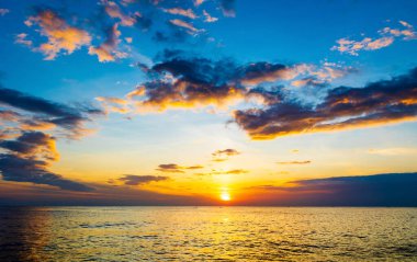 Gün batımının göz kamaştırıcı manzarası güzel bulutlar ve akşam renkli gökyüzü. Kanyakumari kıyılarından yakalanan Tamil Nadu Hindistan.