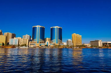 Dubai, BAE, 12 Ocak 2022: Dubai 'deki Al Seef bölgesinin güzel bir görüntüsü. Creek Bur Dubai, Eski Geleneksel Emirati Mimari İnşaat Dükkanları veya Çorba 'nın bir yeridir..
