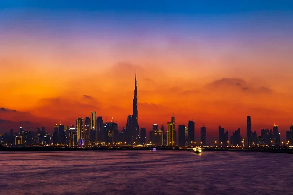 Dubai City Skyline Avond Met Een Kleurrijke Lucht — Stockfoto