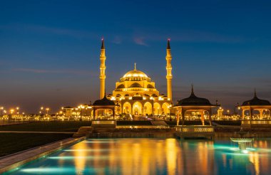 Sharjah, BAE - 11 Mart 2022: Akşamları Sharjah Büyük Camii veya Mescidi çok güzel aydınlatılır. Ramazan Kareem veya Bayram Mübarek Kutlamaları Kavramı