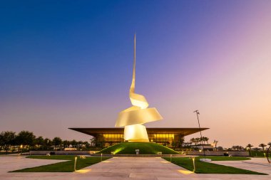 Sharjah, BAE - 30 Mart 2022: Akşamları Sharjah House of Wisdom 'un güzel çekimi. House of Wisdom, Sharjah, BAE 'de bulunan yeni ve yüksek teknolojili bir dijital kütüphanedir..