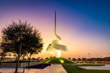 Sharjah, BAE - 30 Mart 2022: Akşamları Sharjah House of Wisdom 'un güzel çekimi. House of Wisdom, Sharjah, BAE 'de bulunan yeni ve yüksek teknolojili bir dijital kütüphanedir..