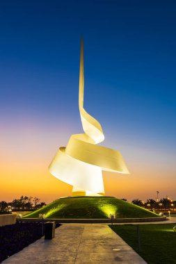 Sharjah, BAE - 30 Mart 2022: Akşamları Sharjah House of Wisdom 'un güzel çekimi. House of Wisdom, Sharjah, BAE 'de bulunan yeni ve yüksek teknolojili bir dijital kütüphanedir..