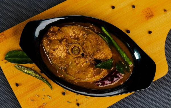 Würziges Fischcurry Traditionelles Indisches Kerala Fischcurry Auf Einer Schwarzen Schüssel — Stockfoto