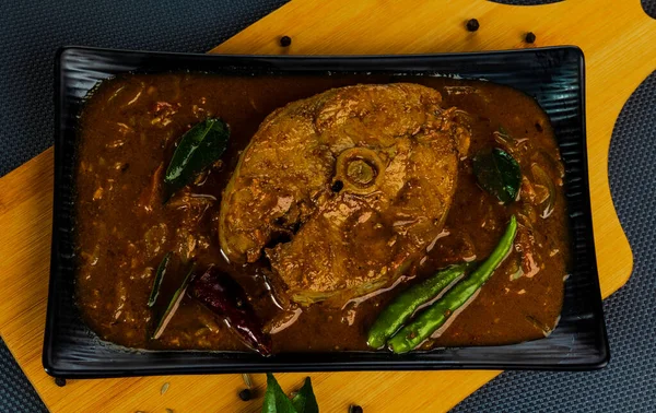Würziges Fischcurry Traditionelles Indisches Kerala Fischcurry Auf Einer Schwarzen Schüssel — Stockfoto