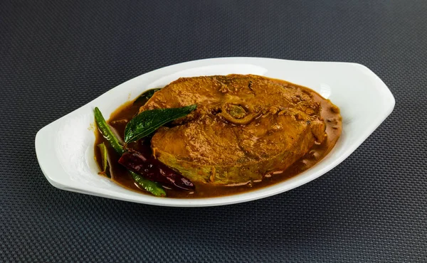 Traditionelles Indisches Kerala Fischcurry Auf Einer Weißen Schüssel Garniert Mit — Stockfoto