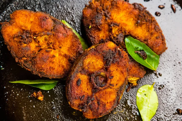 Fisch Einer Pfanne Mit Curryblättern Anbraten Nahaufnahme Eines Traditionellen Indischen — Stockfoto