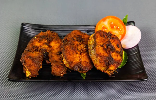 Leckere Fischbraten Schön Arrangiert Und Mit Zwiebeln Tomatenscheiben Und Grünen — Stockfoto