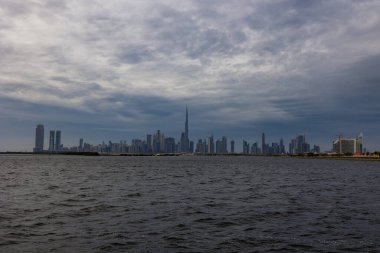 Yağmurlu ya da bulutlu bir günde Dubai. Dubai Skyline 'ın ya da gökdelenlerin ya da binaların dramatik görüntüleri