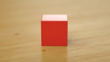 Ahşap masa, renkli küpler ve sosyal meseleler