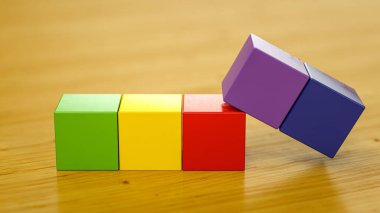 Renkli küp arkaplan ve ahşap malzeme