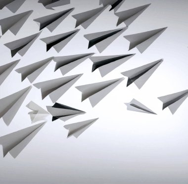 Gökyüzünde uçan kağıt uçak