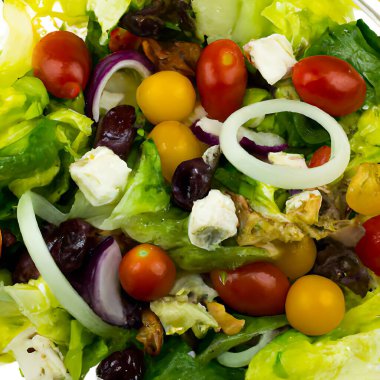 Taze sebze ve zeytin salatası