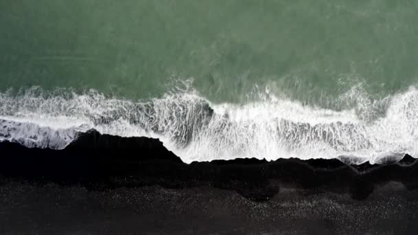 アイスランドのレイニスフィヤラブラックサンドビーチ 空中トップダウン — ストック動画
