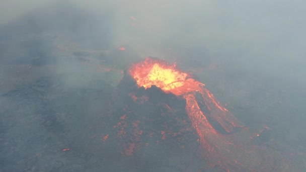 Дым Над Активным Горячим Непрерывным Вулканическим Извержением Потоками Свежей Лавы — стоковое видео