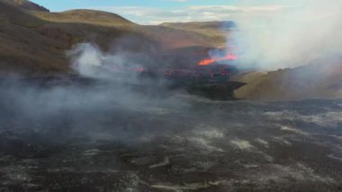 İzlanda 'da Volkanik Çatlak Esinti, Volkan Patlamasının Ağzından Çıkan Duman ve Lava