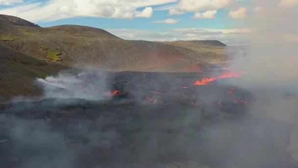 火山噴火口の口から噴き出すアイスランド 煙と溶岩 — ストック動画