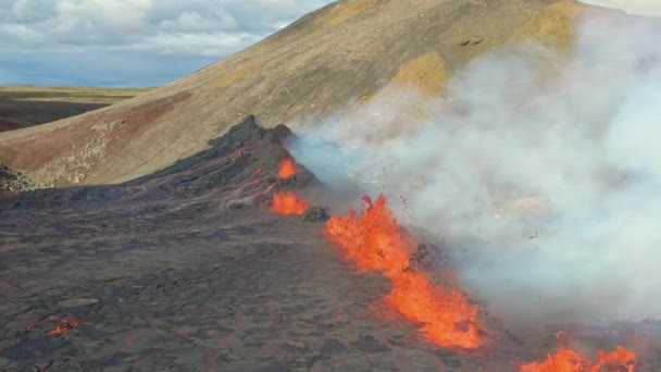 Vulkanická Ryba Fouká Islandu Kouř Láva Vychází Ústí Sopečné Erupce — Stock video