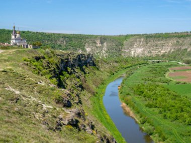 Manastırın mağarası kayadaki mağaralarda bulunuyor. Yaşlı Orhei.