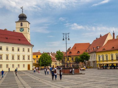 Sibiu, Romanya. Transilvanya 'daki belediye binası ve Brukenthal sarayı ile Büyük Meydan (Piata Mare).