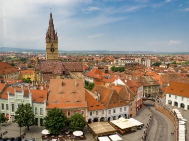 Sibiu, Romanya. Transilvanya 'daki belediye binası ve Brukenthal sarayı ile Büyük Meydan (Piata Mare).