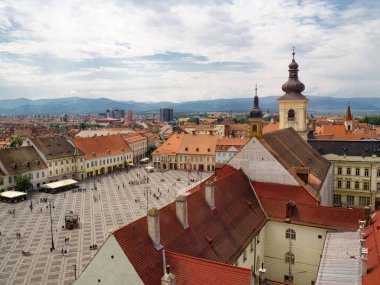 Sibiu, Romanya. Transilvanya 'daki belediye binası ve Brukenthal sarayı ile Büyük Meydan (Piata Mare).