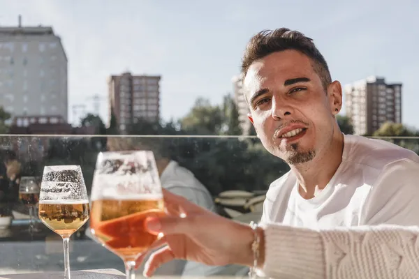 Uomo Con Tazza Birra Uno Sigaro Altra Mano Gode Divertirsi — Foto Stock