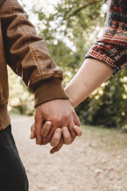 Çift ellerinin birlikte yürüdüğü dikey yakın çekim görüntüsü