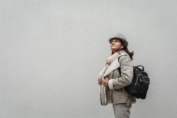 Retrato Vista Lateral Una Mujer Mayor Activa Mirando Hacia Arriba — Foto de Stock